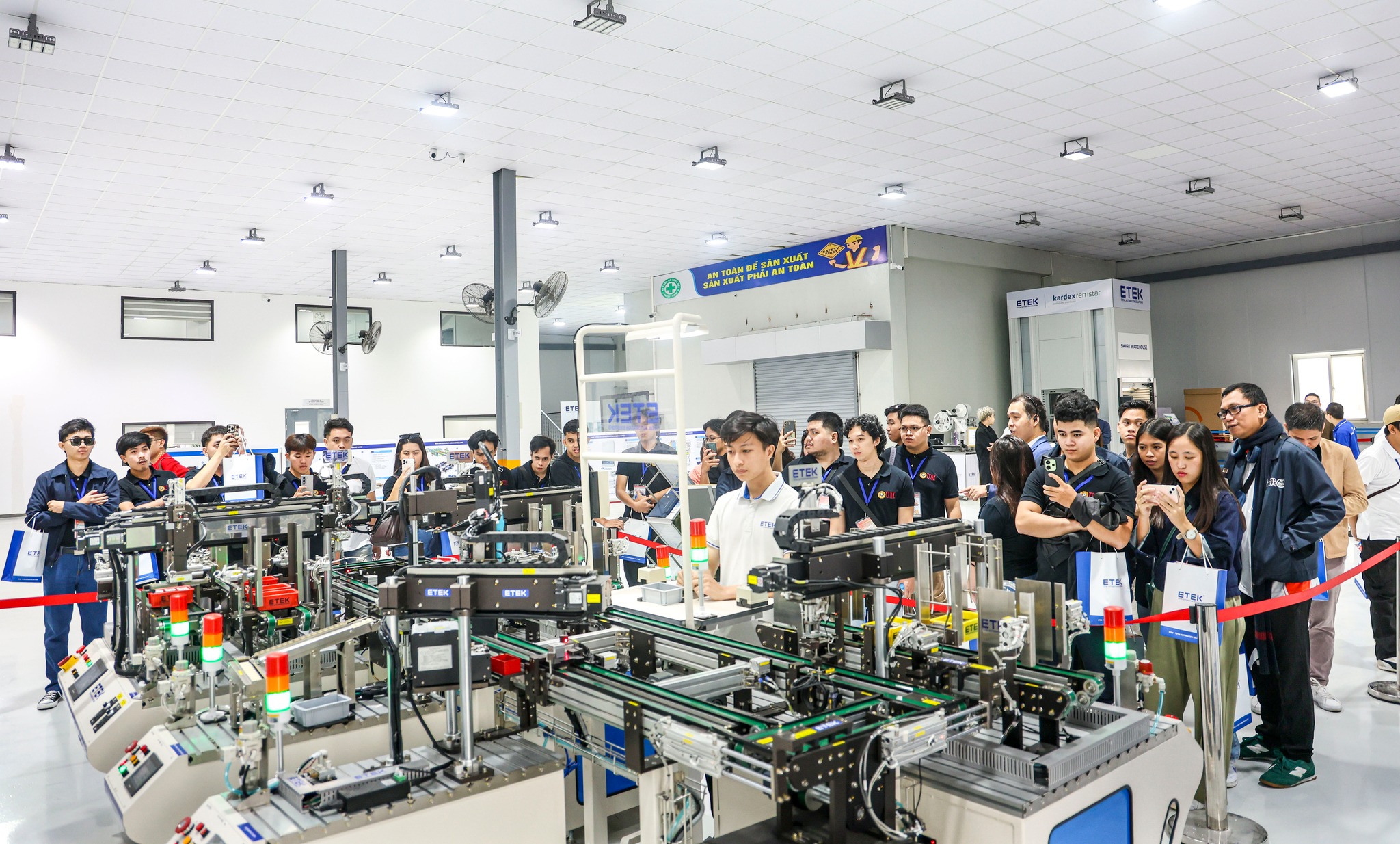 Hoạt động tham quan mang đến góc nhìn thực tế về ứng dụng tự động hóa trong sản xuất hiện đại