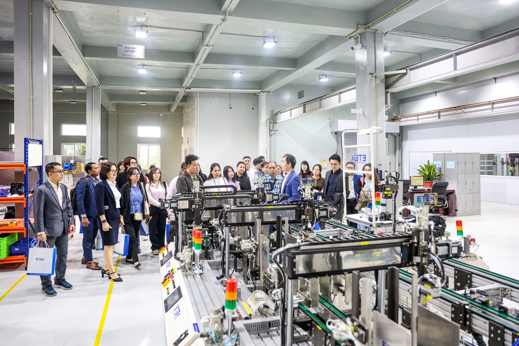 Đoàn CEO Myanmar tham quan khu vực vận hành và mô phỏng giải pháp tại ETEK
