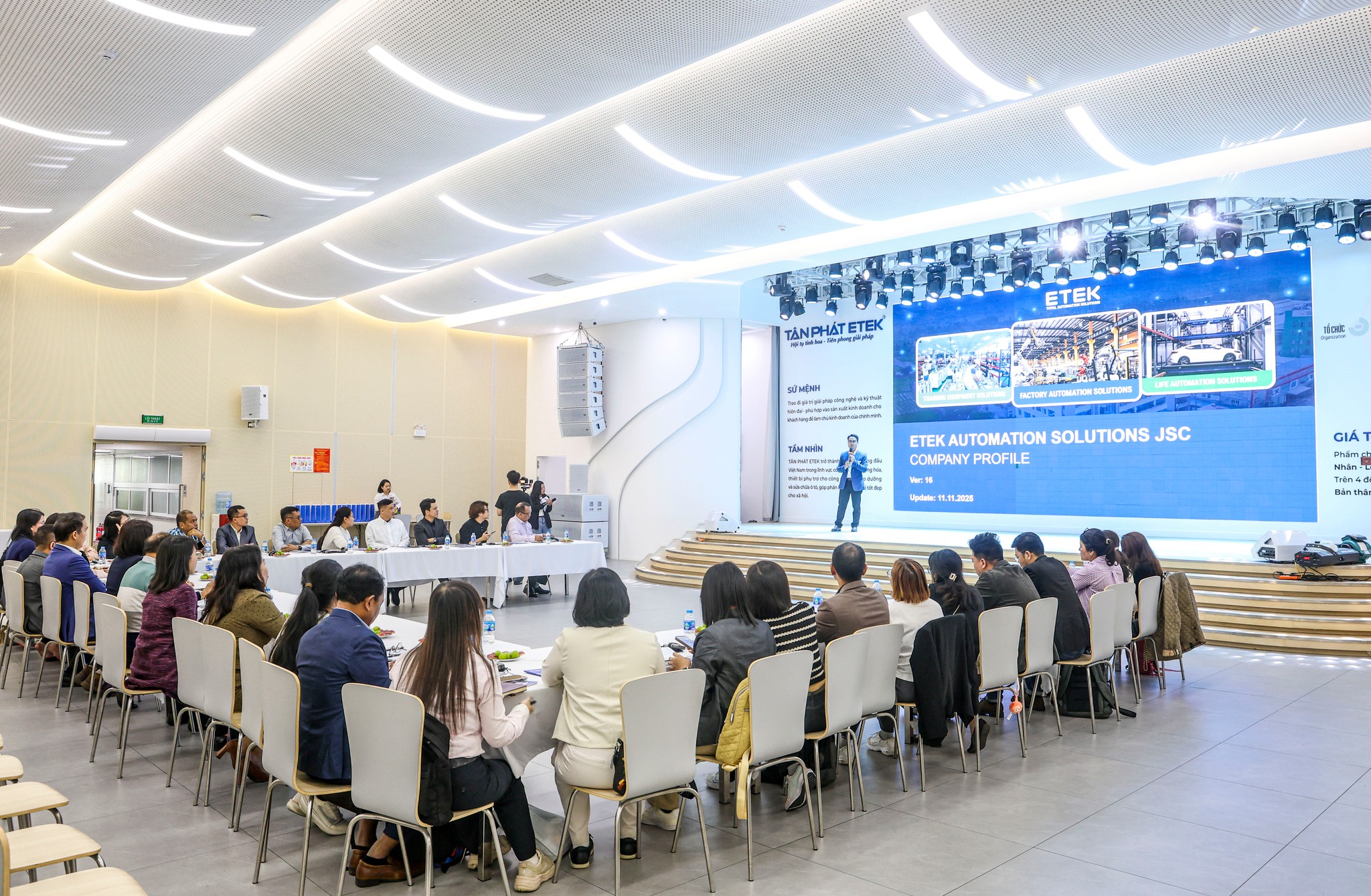 Đại diện hai bên thảo luận về cơ hội hợp tác trong lĩnh vực tự động hóa, chuyển đổi số và phát triển nguồn nhân lực