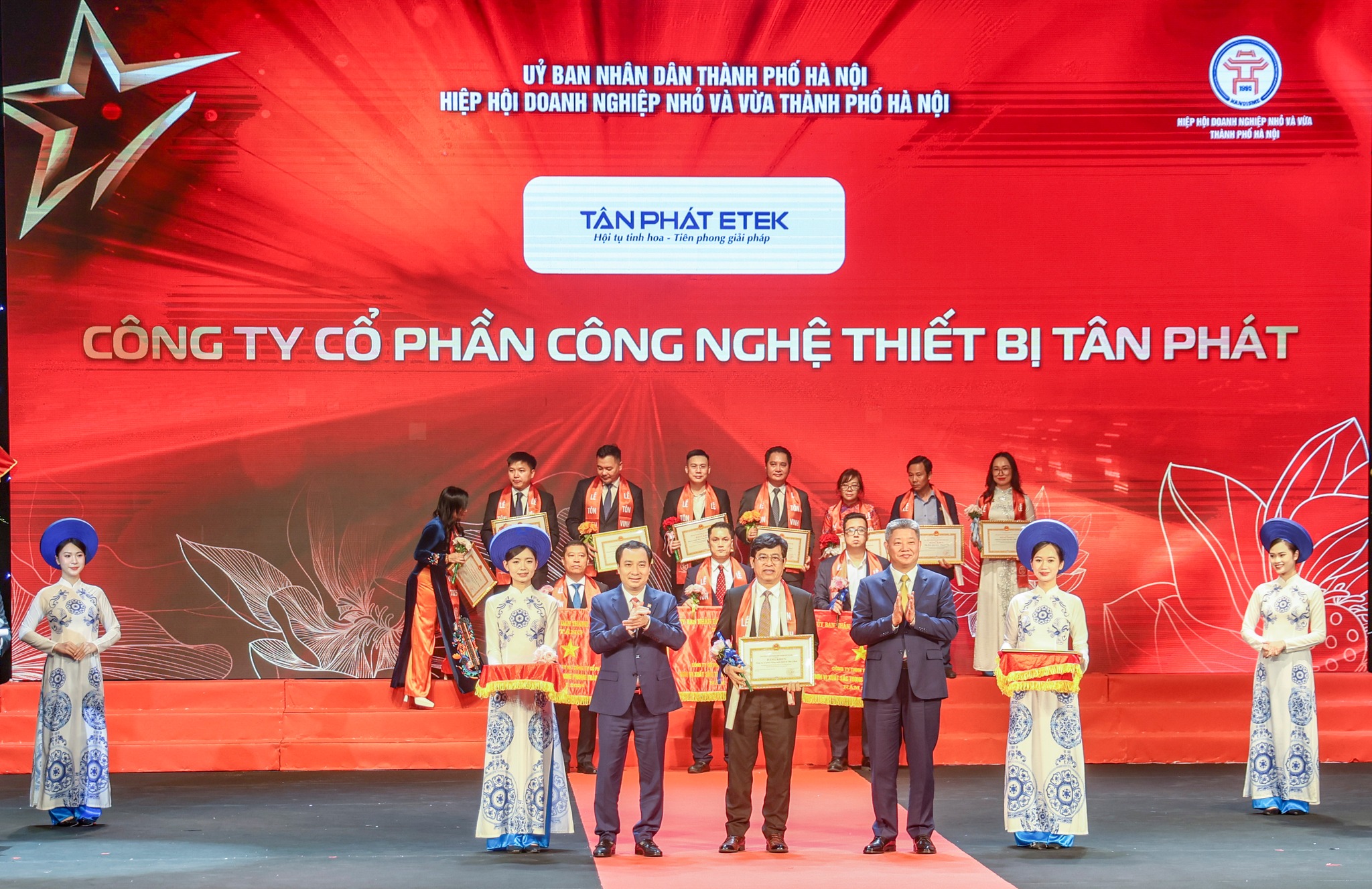 Khoảnh khắc trang trọng tại Lễ Tôn vinh Doanh nhân – Doanh nghiệp Thăng Long 2025