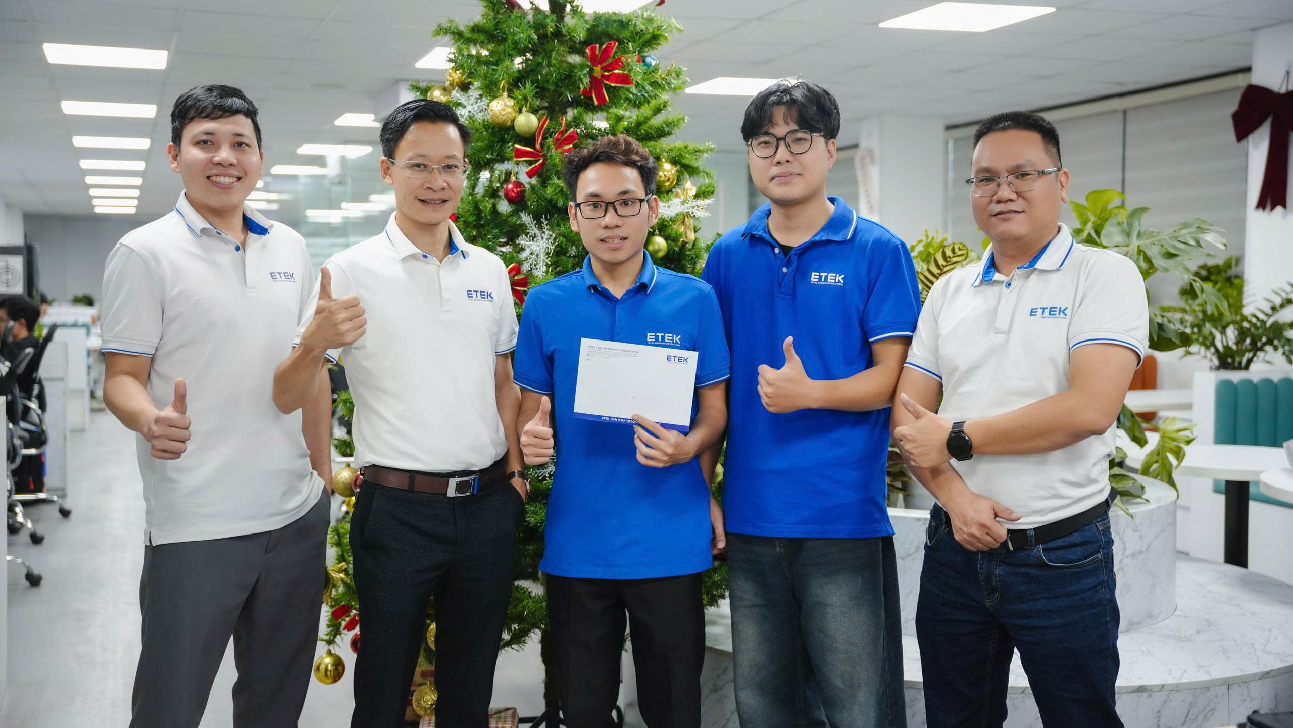 Anh Đỗ Văn Quỳnh đại diện Phòng Kinh doanh Thiết bị Đào tạo Kỹ thuật trao thưởng nóng cho đội ngũ kỹ thuật ETS