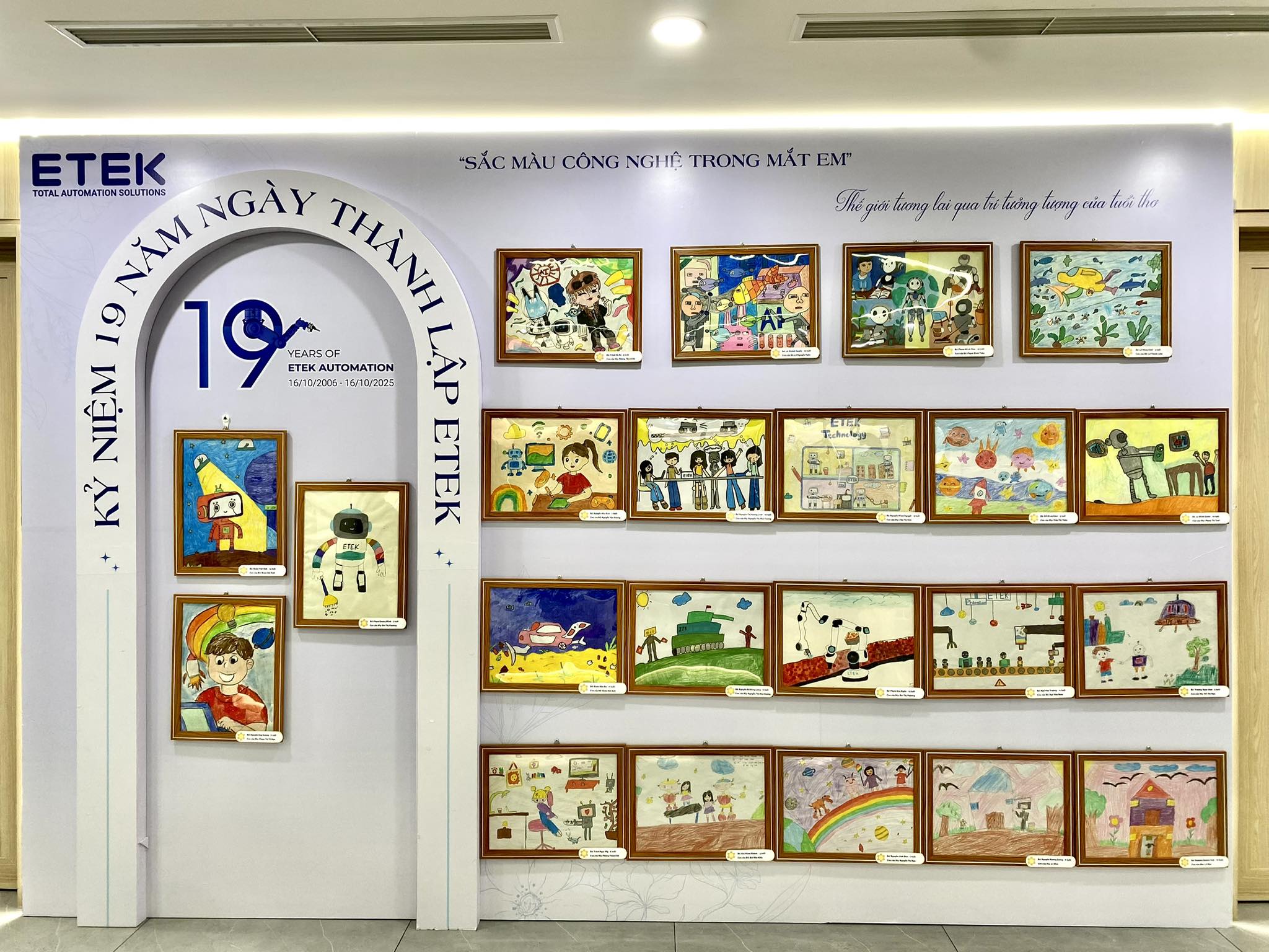 Mỗi bức tranh là một câu chuyện nhỏ về robot, máy móc và tương lai số trong trí tưởng tượng của các họa sĩ nhí ETEK Kid
