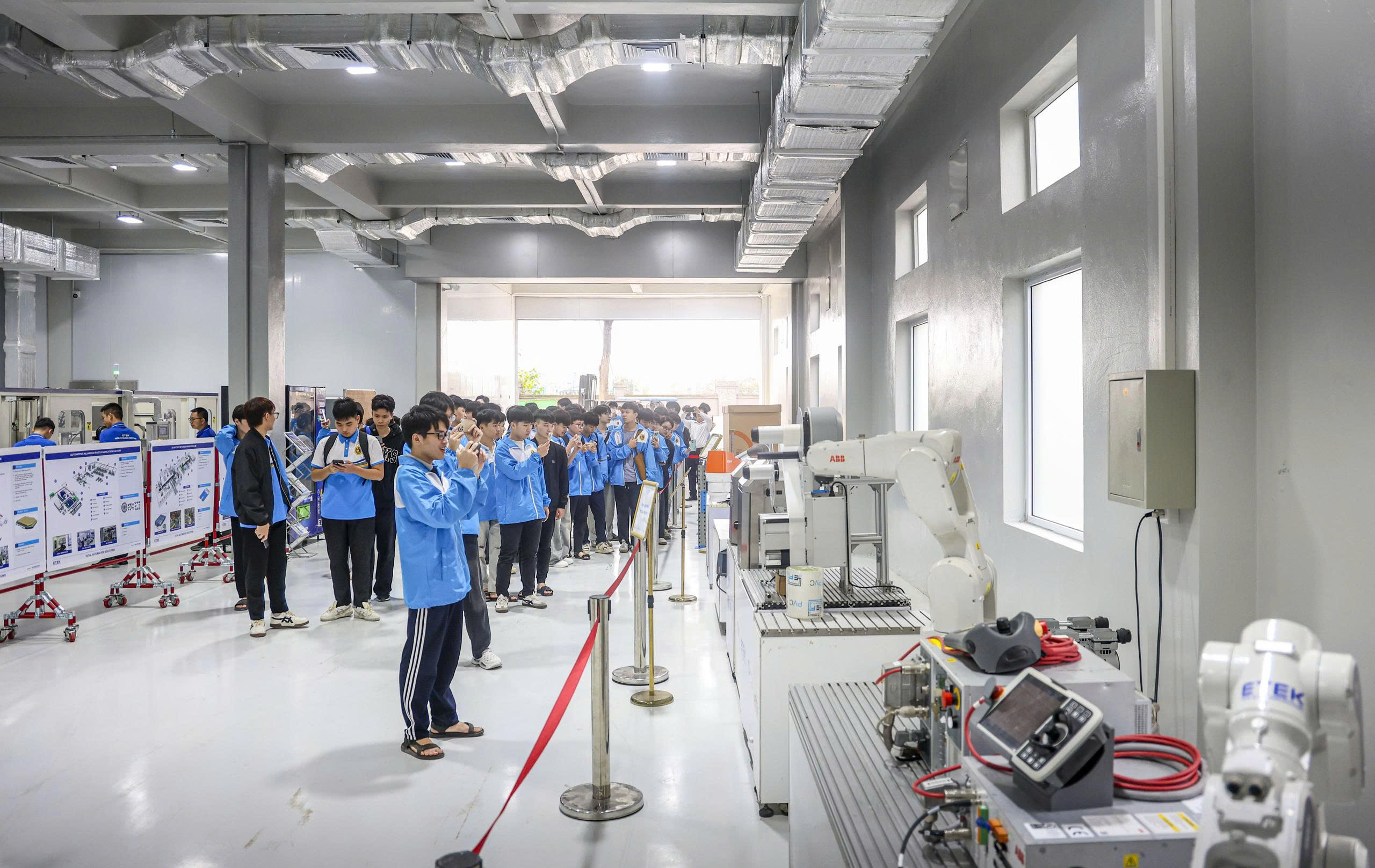 Trải nghiệm thực tế các hệ thống, dây chuyền và giải pháp tự động hóa tại ETEK