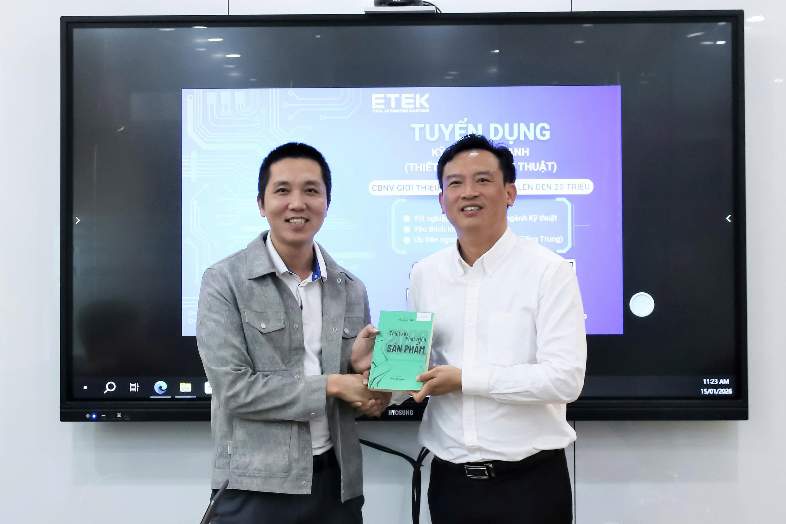 CEO ETEK trao tặng cuốn sách “Thiết kế và Phát triển Sản phẩm” – khuyến khích học tập có định hướng và thảo luận thực chất